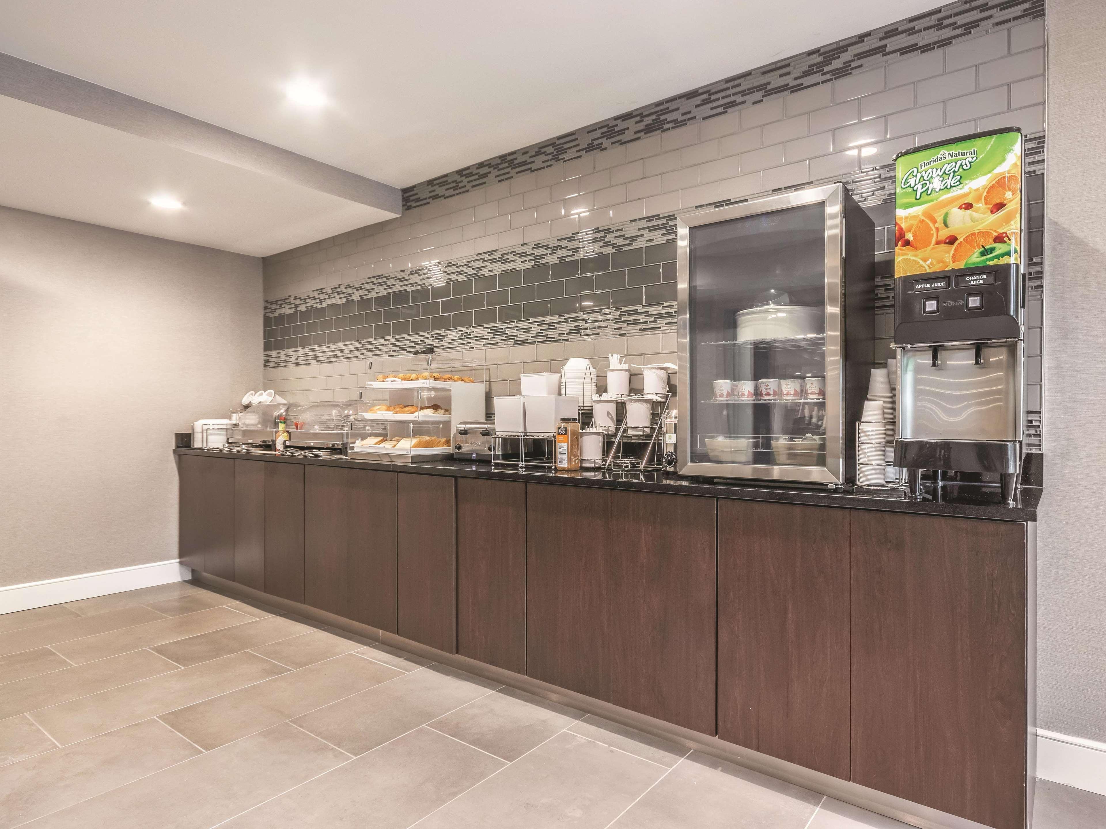 哈特福德布拉德利机场温德姆拉昆塔套房酒店 温莎洛克斯 外观 照片